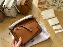 2024 Tasarımcı çanta mini bulmaca deri el çantası omuz omuz lüks kadın çanta debriyaj kılıfları crossbody mini geometri kare kontrast renk patchwork cüzdanlar loe