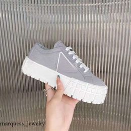 Brushed Leather Sneakers For Men Women Flat Bottom White Platform Triangle Shoes Classic Footwear Sneaker Designer Tennis Shoe Leisure Trainer Fashion 541