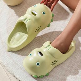 Slipper New Cute Cartoon Dinosaur Ladies Slippers Summer Home Shoes Cosy Slides Lithe Soft Seabeach Sandals For Women Indoor Flip Flops Y240518WSLO