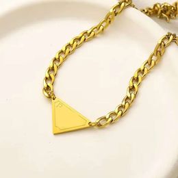 Vanclef Necklace Designer Silver Color Necklace Women Triangle Letters Love Trendy Punk Cool Street Womens Pendants Necklaces Ladies Chains Luxury Jewelry