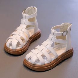 Brittisk stil barnsandaler flicka 2024 sommar barns ihåliga strandskor mode läder stövlar flicka high-end enkla romerska sandaler 240513