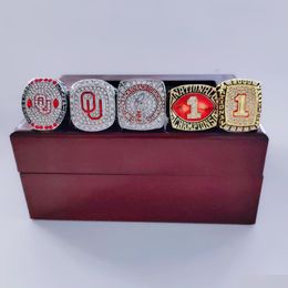 5Pcs/Set 1985 2000 Oklahoma Sooners Team Souvenir Champions Championship Ring With Wooden Display Box Men Fan Gift Drop Delivery Dhjvs