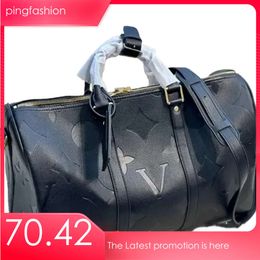 Brand Black 10A Emed Duffel 50Cm Travel Classic Print Coated Men's And Women's Fashion Outdoor Leather Tote Bag Ping