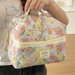Vintage Sweet Flower Ladies Cosmetic Bag Fashion Novel Cute Womens Makeup Cases Casual Floral Retro Female Storage Bags Purse 240517