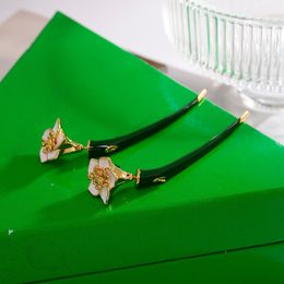 Designer Metallic Flower Earrings Alloy Florals Ear Rings Womens Fashion Charm Golden Earing Laides Personalised Ear Stud Women Casual Earstuds
