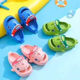 Slipper New Summer Cartoon Shark Slide Childrens Anti slip Soft Sole Sandals Cute Baby Boys and Girls Home Slide Outdoor Garden Shoes Y240518