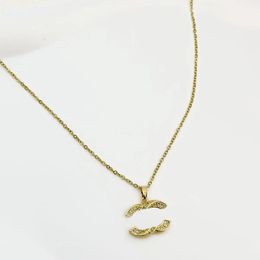 Lettera di cristallo femminile Pendants Designer Collane Ciondolo 18K Gold Titanio in acciaio inossidabile Carade Catene da donna BeneGri