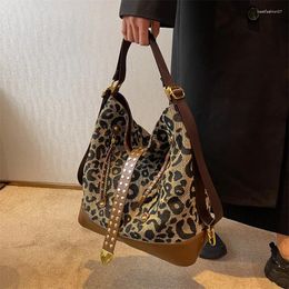 Evening Bags Rivet Leopard Print Shoulder Backpack Retro Fashion Large Capacity Tote Bag Commute Shopping Women Casual Storage Satchel