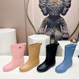 Luxusdesigner Ladies Sandals Regenstiefel Pantoffeln Langrohrstil New Trendy Brand Schuhe 2024