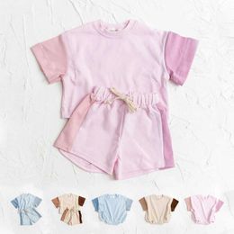 Set di abbigliamento 2023 Nuova maglietta casual estiva Sud Corea South Corea e ragazze a maniche corte corta CORRENTE NECCHIO COLORE DI FASHIO COLORE DUE Piece Set per bambini J240518