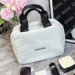 Designer Makeup Bag for Women Designer Clutch Bags Large Capacity Down Cosmetic Case Zipper Black White Toiletry Bags Designers Luxurys Make Up Pouch Washbag