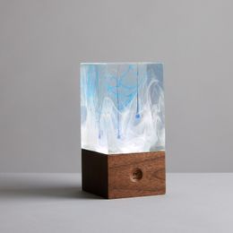 モダンなミニマリスト樹脂テーブルランプ-ICE |青い透明なランプシェード、環境に優しい樹脂、家の装飾とギフトのための長いバッテリー寿命を備えた手作りのLEDデスクランプ
