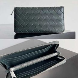 Wallets woven designer of the long wallet is simple and durable and can be used as a mens gift The space capacity is large and the zipper runs smoothly The detailed