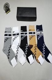 Full Classic Letter Socks White Black Striped Stocking Women Outdoor Fashion Stockings Skateboard Sports Sock Breathable Cotton Ho4451833