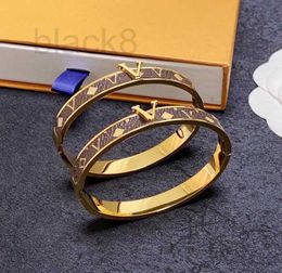 Men Bracelets Women Bangle Designer Letter Jewellery Faux Leather 18K Gold Plated Stainless steel womens Wristband Wedding Gifts black brown 0L92