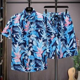 Men's Tracksuits Summer mens floral printed short sleeved T-shirt and two-piece Hawaiian beach streetwear mens retro set J240510