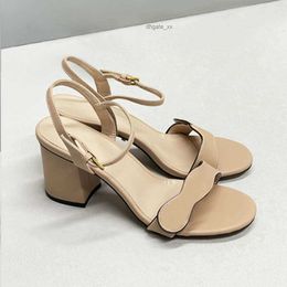 Sandals Designer Sandals Women High Heels Buckle Sandals Metallic Metal Belt Laminate Leathers Flat Middle High Heel Sandal Summer Beach Wedding Shoe Dress Shoes