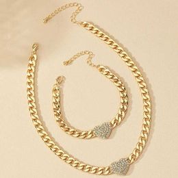 Pendant Necklaces Retro Metal Bracelet Necklace Set Womens Heart shaped Necklace Chain Holiday Party Gifts Fashion Jewelry AS005 J240516