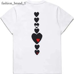2024 Fashion Mens Play t Shirt Garcons Designer Shirts Red Commes Heart Casual Womens Des Badge graphic tee heart behind letter on chest 8394