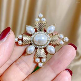Brooches Vintage Baroque Creative Pearl Brooch Cardigan Pin Suit Coat Accessories Cold Wind Snow Corsage