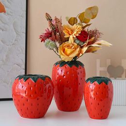 Vases Flower Vase Ceramic Fruit Flower Arrangement Pot Original Art Aquaculture Cute Strawberry Shape Vase Table Decoration Red J240515