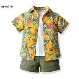 Giyim setleri üst ve üst yeni Hawaii tarzı çocuk gündelik giyim seti çiçek kısa kollu gömlek+t-shirt+şort 3 adet beyefendi giyim q240517