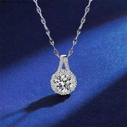 Индивидуальная подвеска Moissanite 925 Серебряное серебряное серебряное ювелирное украшение круглое цветочное подвесное ожерелья для женщин
