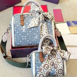 Luxury Designer Discount Women's Bag Old Flower Canvas Bucket Bag Fashionable and Trendy Handheld Casual Boston IJFT
