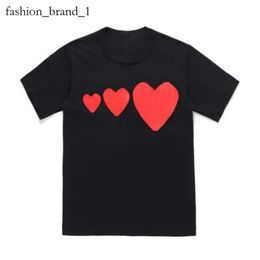 2024 Fashion Mens Play t Shirt Garcons Designer Shirts Red Commes Heart Casual Womens Des Badge graphic tee heart behind letter on chest 3851