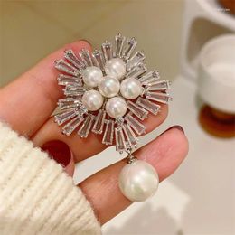 Brooches Elegant Pearl Snowflake Luxury Micro-inlaid Zircon Corsage Female Temperament Jacket Coat Accessories Pin Holiday Gift