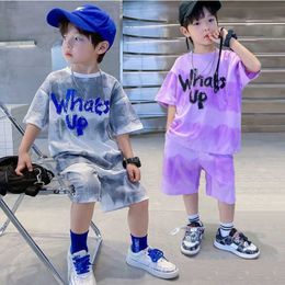 Clothing Sets Beautiful letter printed childrens boy summer T-shirt+shorts 2-piece clothing set Korean cute fashion casual sports jersey new Q240517