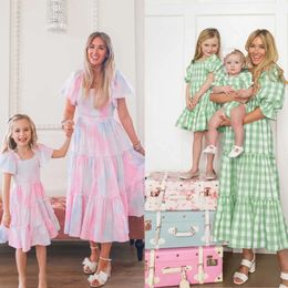 家族のお母さんの赤ちゃんの女性の女の子ドレス夏の母娘マッチするドレスピンクのグリッドルックアンドミー服の衣装240515
