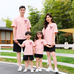 Family Matching Clothes Funny Look T Shirt Love Mother and Daughter Heat Printing Cotton Mommy Mom Me 240515