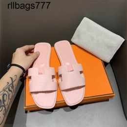 2024 Oran Fashion Top Slipper Beach Classic Flat Woman Summer Lady Cartoon Sandals Big Head Sandals in pelle da bagno Hotel Women Scarpe di grandi dimensioni 35-42