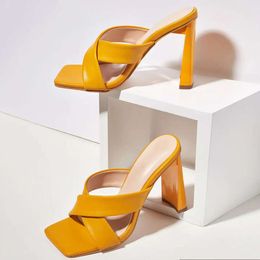 Tre sandali femminili di tre tacchi 2024 Sandali da donna 10 cm Giallo bianco tacchi grossi con tacchi all'aperto per il matrimonio di A77 S