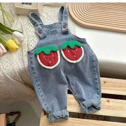 Jumpsuits Fashion Spring Autumn Kids Overall Blue Strawberry Print sleeveless pants with pockets suitable for baby boys and girls Newborn jumpsuit Y240520U935