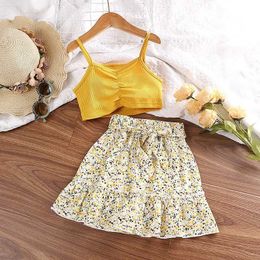 Clothing Sets New Girls Summer Sets 4-7 Years Strap Sleeveless Yellow Pleated Short Top Floral Print Half Skirt Comfortable Pastoral Style Y240520GZOV