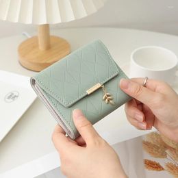 Wallets Autumn And Winter Women's Short Wallet Japan South Korea Small Fresh PU Simple Folding Hardware Leaf Pendant Three Fold