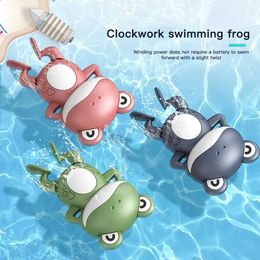 Aircraft Modle Baby Shower Clockwork Cute Animal Swimming Frog When Baby Baths in Bathroom Baby Water Toy Childrens Clockwork Bathroom Toy s2