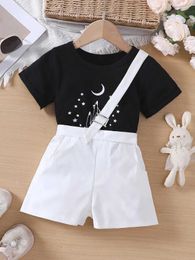 Clothing Sets Girls summer new casual vacation style suit star and moon print T-shirt + white bib two-piece set Y240520WJPQ