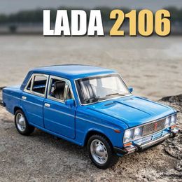 Diecast Model Cars 1 24 2016 LADA Classic Car Alloy Car Model Diecast Metal Toy Vehicle Car Model Simulation Sound and Light Collection Kids Gift Y240520YB4K