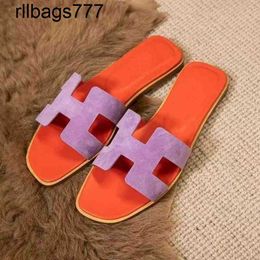 Top Slipper Fashion Designer Oran 2024 Spring and Summer Colour Matching Net Red Same Sheepskin Leather Flat Bottom Flip Flops Women