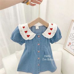 Girl's Dresses Fashionable childrens girl denim dress 2024 summer cute love print Peter Pan collar single chest A-Line dress childrens clothing d240520