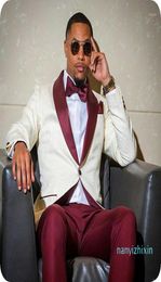 mens suits Blazers Groomsmen Ivory Pattern and Burgundy Groom Tuxedos Shawl Lapel 2 Pieces for Wedding JacketPantsTie 9814543