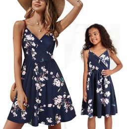 Family Matching Mother And Daughter Party Dress Look Beach Sleeveless Mommy Me Dresses Clothes Blue Floral V Neck 240515