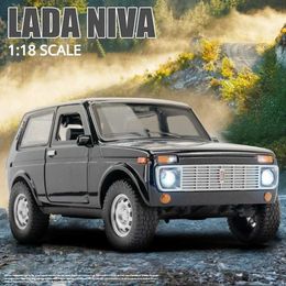 Diecast Model Cars Scale 1 18 Russian LADA NIVA Off road Alloy Models Car Toy Diecasts Metal Diecast Sound and Light Car Toys For Children Vehicles Y240520JCUG