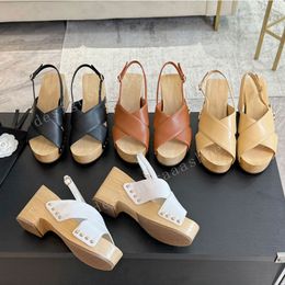 Ahşap Topuklu Sandal Boston Clogs Tasarımcı Sandalet Kadın Platform Kama Topuklu Sandale Womandress Ayakkabı Lüks Sandale Üst Ayna Kalitesi Gerçek Deri Çapraz Kayışlar