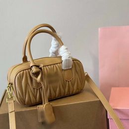 Miuu Bag 2024 Yeni buruşuk kadın çantası moda ve çok yönlü bowling çantası boston çantası bir omuz elle taşınır çanta miumiuu 491