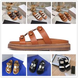 Homens mulheres Gladiator Sandals Designer Slippers Slides planos letras de luxo Mule Black Branco Marrom Mulher ao ar livre Flipes Scuffs Lady Slider 35-42