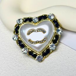 Brand Designer Brooches 18k Gold Letter Pins Brooch Jewellery Vogue Men Women Inlay Crystal Brooch Pearl Suit Pin Cloth Gifts Fashion Accessory